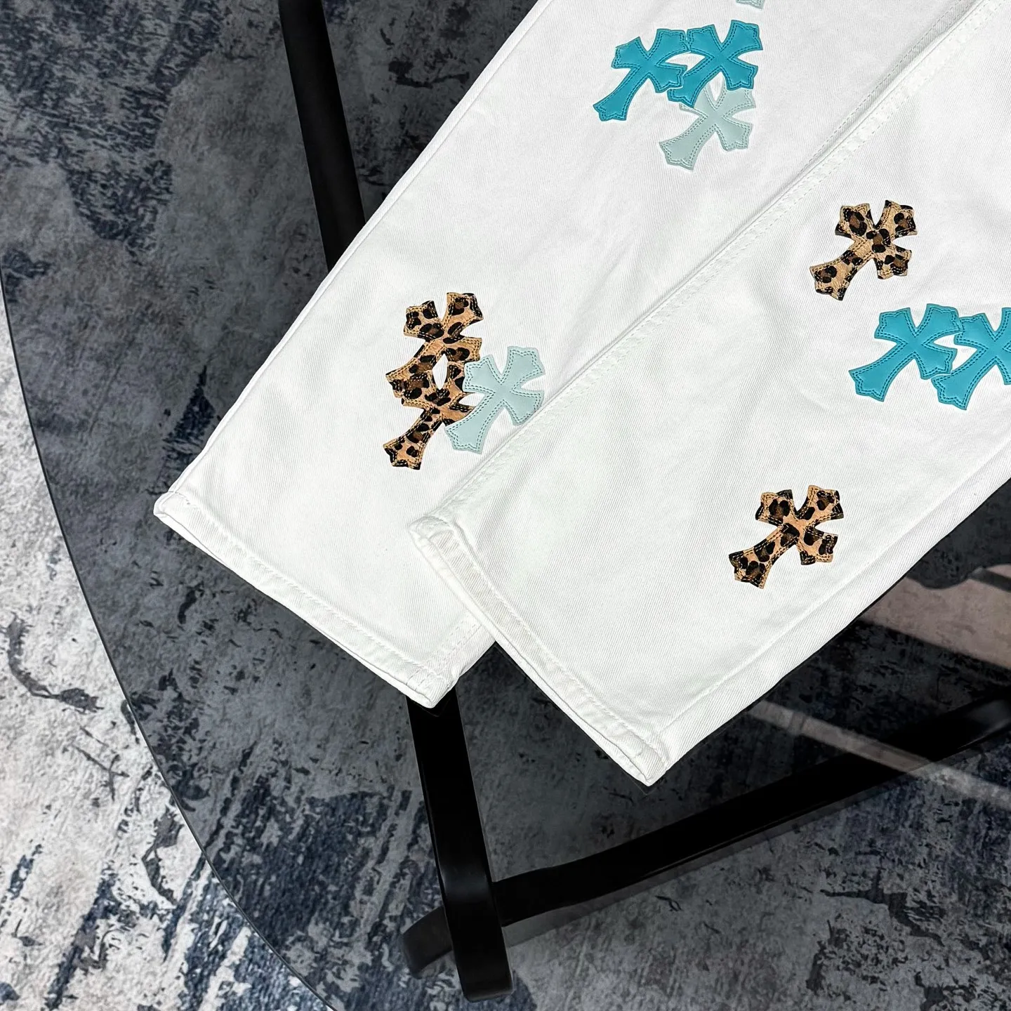 P250 Chrome Hearts 25SS white pants with three-color leopard print blue leather jeans. Chrome Hearts’ pants with the most popular colors are made of beaded canvas fabric. Heavy washing makes the upper body of the fabric more textured and the pants are tall and straight! The three-dimensional cutting of the whole trousers is a masterpiece! The hardware is customized by zp. The beaded canvas fabric is thick and soft after being washed. It has good breathability. Customized small leather label. Unique design. The details are simple and elegant, and the workmanship is exquisite. The whole trousers are neatly routed and the details are in place! It’s so cool that both men and women can easily control the genderless trend! Size: 28/30/32/34 Waist: 73/78/83/88 Sitting: 99/104/109/114 Pants length: 102/104/106/108